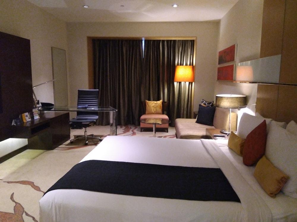 Radisson Blu Hotel Amritsar Exterior photo A room at the hotel
