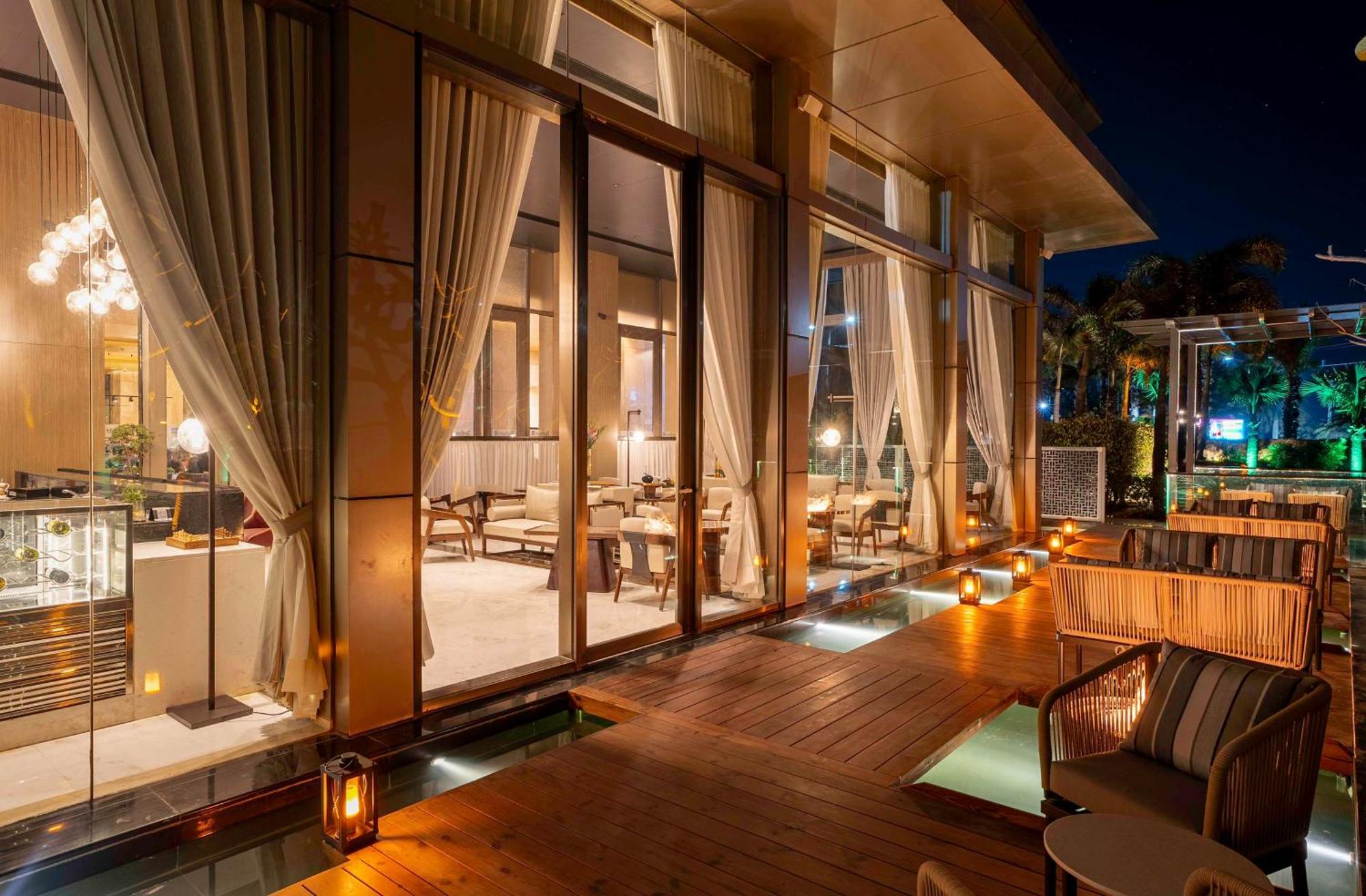 Radisson Blu Hotel Amritsar Exterior photo The Deck