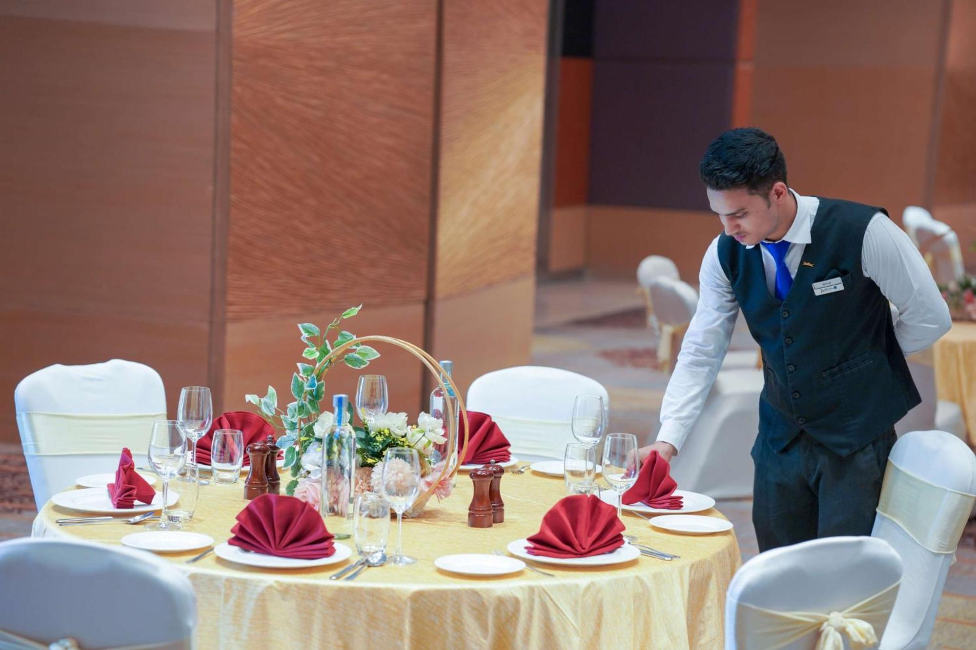 Radisson Blu Hotel Amritsar Exterior photo A restaurant server