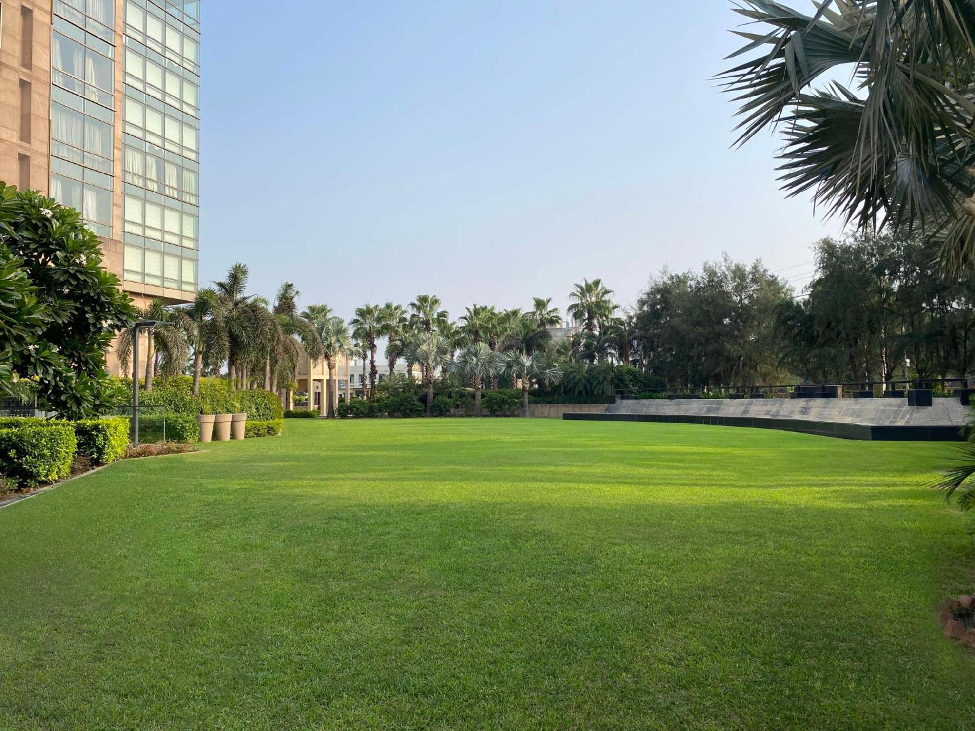 Radisson Blu Hotel Amritsar Exterior photo The Gardens