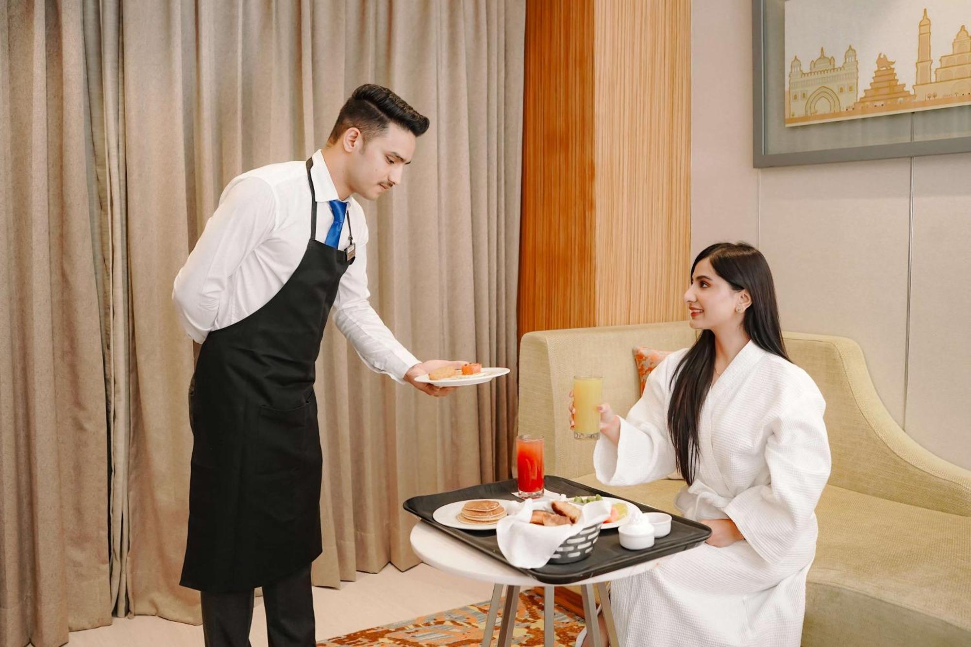 Radisson Blu Hotel Amritsar Exterior photo Room service