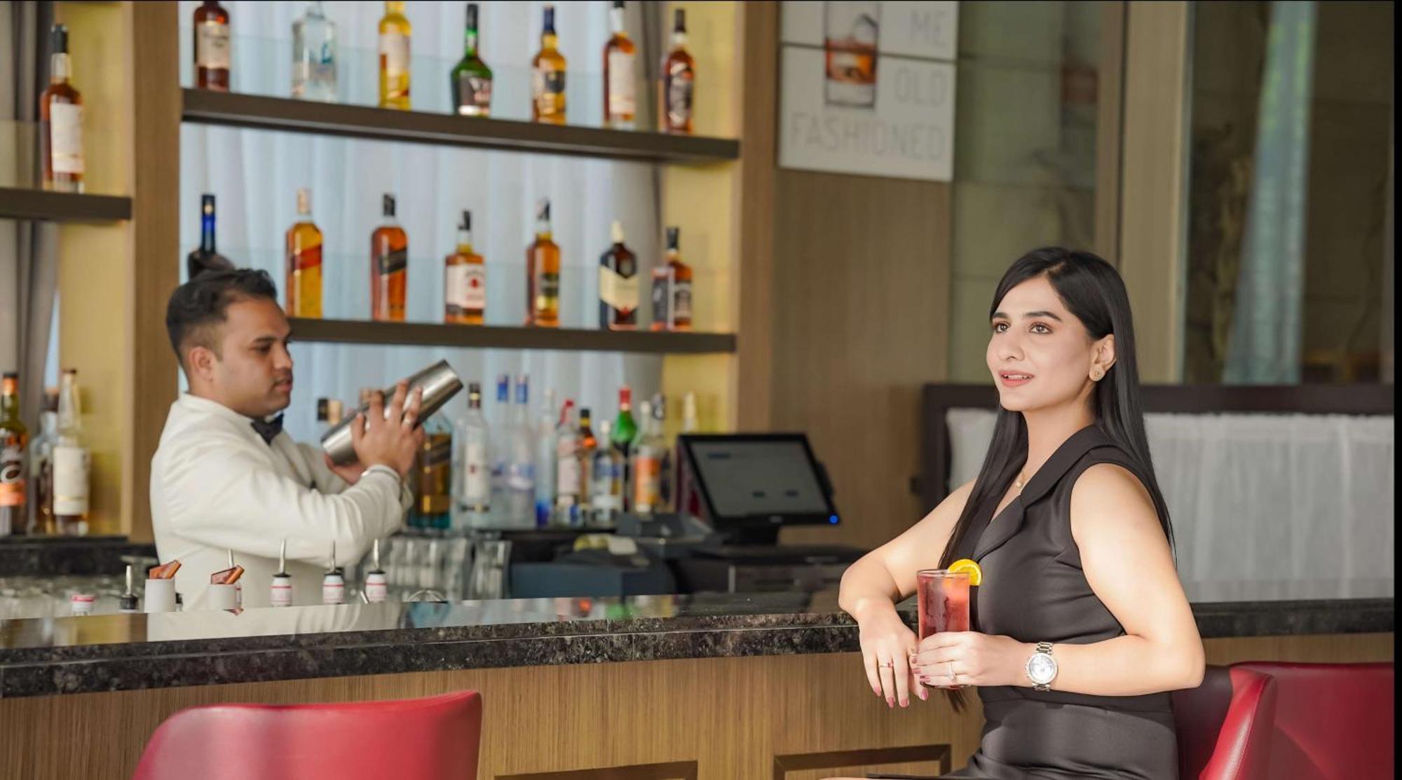 Radisson Blu Hotel Amritsar Exterior photo A woman at a bar