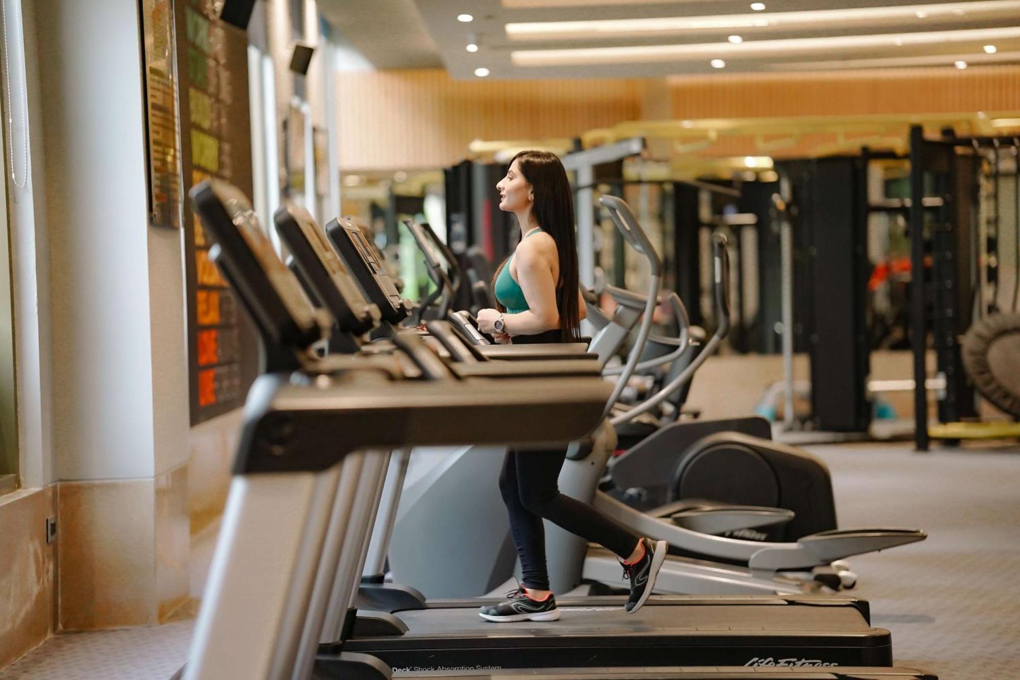 Radisson Blu Hotel Amritsar Exterior photo A woman on a treadmill