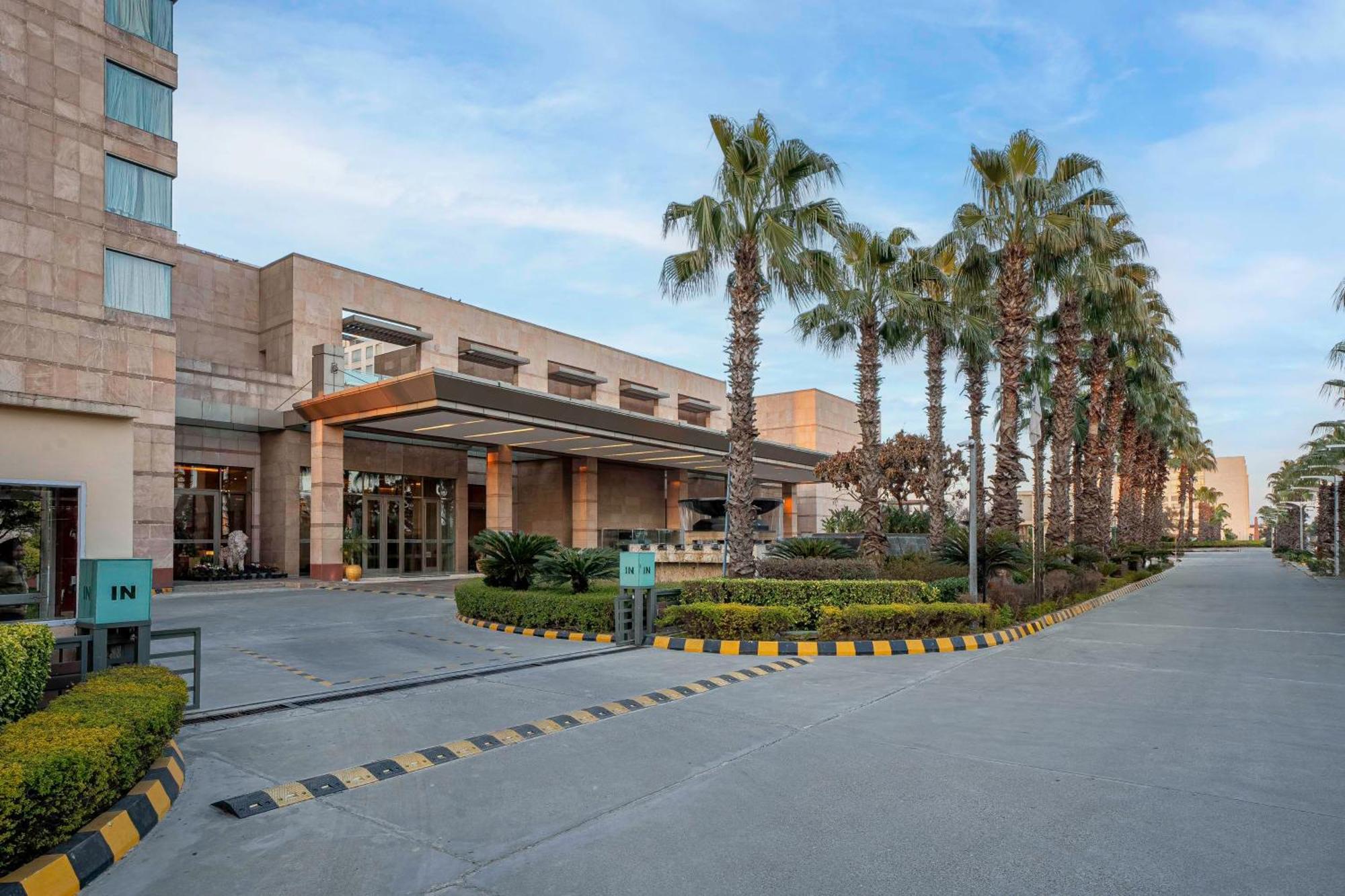 Radisson Blu Hotel Amritsar Exterior photo The Leela Palace, New Delhi